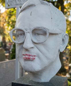 Toruń: wandale zniszczyli rzeźbę na nagrobku prof. Lecha Morawskiego
