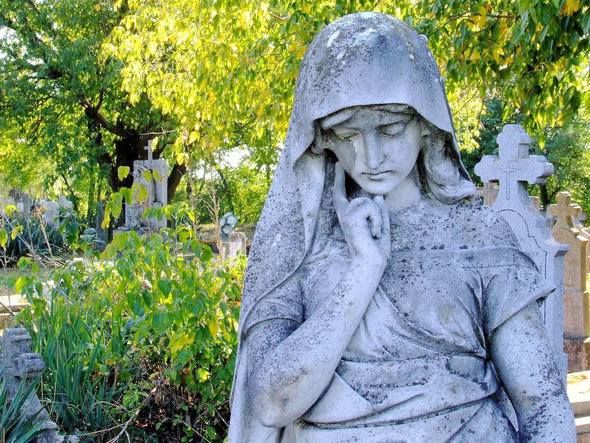 Jak kursuje komunikacja na Wszystkich Świętych, jak 1 listopada dojechać autem do cmentarza?