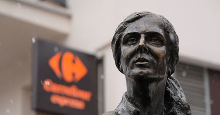 Obok pomnika Osieckiej pojawił się dyskont. Mieszkańcy oburzeni