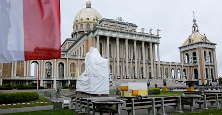 Licheń. Po filmie Tomasza Sekielskiego zasłonięto pomnik księdza