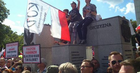 Skandaliczne zachowanie uczestników pikiety? Usiedli na pomniku