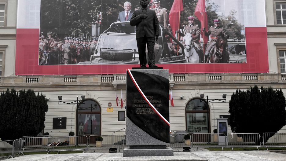 Pomnik Lecha Kaczyńskiego na placu marsz. Józefa Piłsudskiego w Warszawie odsłonięto 10 listopada