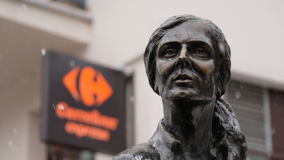 Pomnik do tej pory znajdował się obok kawiarni Rue de Paris