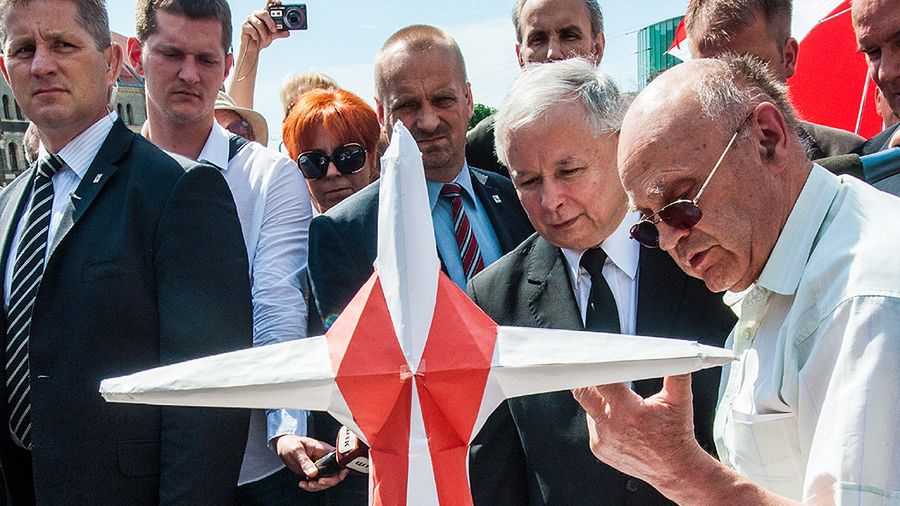 Kaczyński chce, by dwa pomniki smoleńskie stanęły w Warszawie przed ostatnią, 96 miesięcznicą