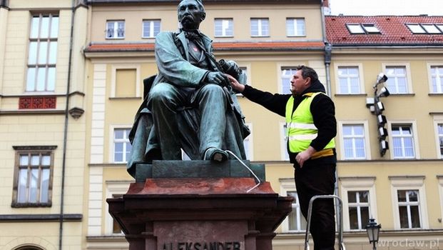 Ze środy na czwartek okradziono 2 słynne wrocławskie pomniki - Aleksandra Fredry i Szermierza. Złodzieje są już w rękach policji.