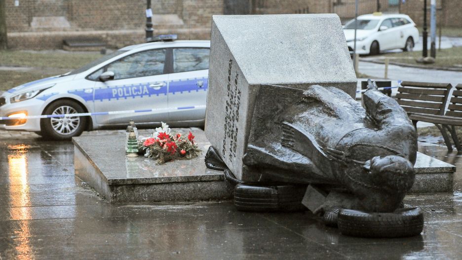 Przewrócony monument obok kościoła św. Brygidy