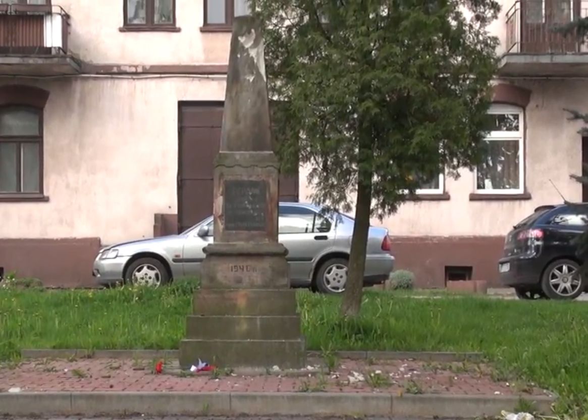 Pomnik stoi w Starachowicach od 1946 r.