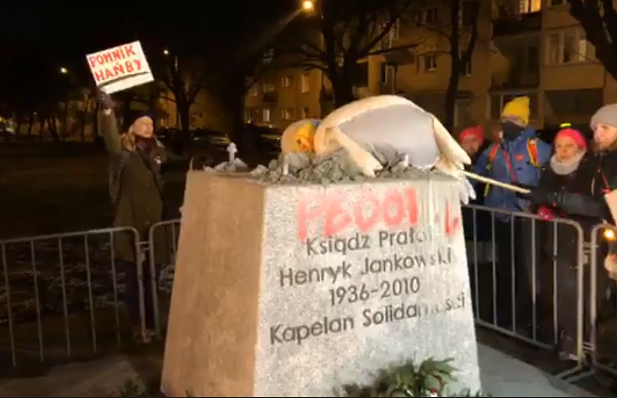 Protest przed cokołem pomnika Jankowskiego. Położono na nim "symbol wiernych"