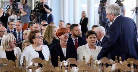 Uśmiechy, głowy do góry i brawa. Nowi europosłowie odebrali zaświadczenia o wyborze