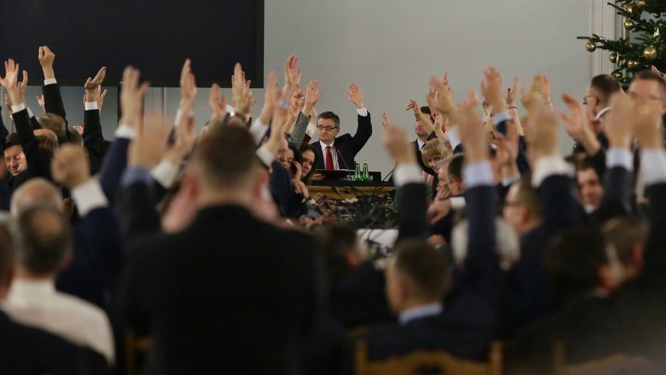 Posłowie PiS śpiewają hymn Polski w trakcie posiedzenia w Sali Kolumnowej