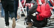 Niemcy: Setki ukraińskich uchodźców odesłanych z powrotem do centrum przylotów w Tegel, ponieważ ich hotel oczekuje turystów