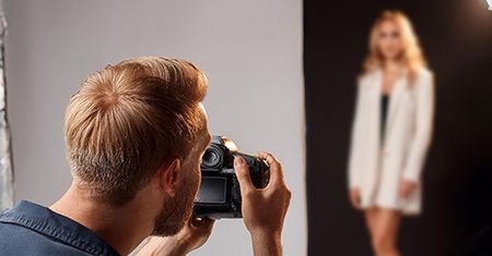 Poddawali się za fotografów i wykonywali małoletnim dziewczętom zdjęcia o charakterze  pornograficznym.