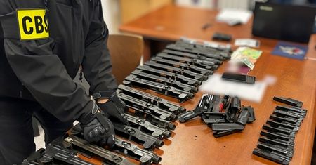 Zlikwidowany arsenał, przejęta broń warta kilkadziesiąt tysięcy euro.