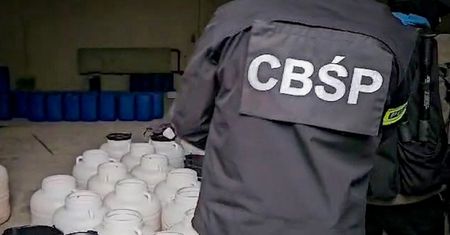 180 tyś. zł w szafkach, marihuana w pralce i w wannie- rozbity gang powiązany z pseudokibicami.