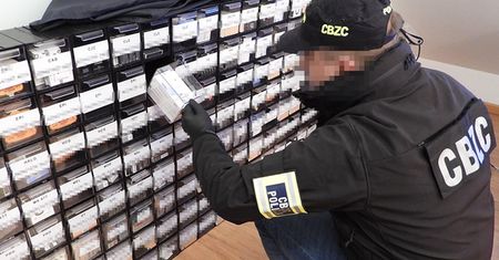 Nielegalnie sprzedawał w sieci leki. Został zatrzymany przez funkcjonariuszy CBZC.