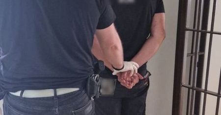Zatrzymany 45-latek za przywłaszczenie portfela usłyszał łącznie 4 zarzuty.