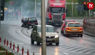 Ciężarówka na czerwonym świetle wjeżdża na skrzyżowanie i uderza w Fiata Seicento