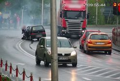 Ciężarówka na czerwonym świetle wjeżdża na skrzyżowanie i uderza w Fiata Seicento