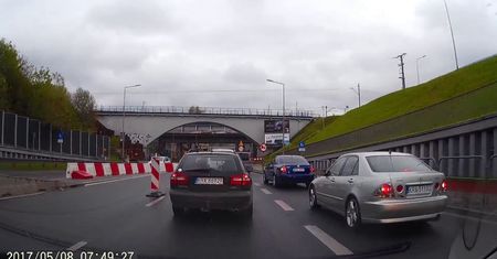 Wzorowa jazda na suwak na polskiej drodze. Z tych kierowców należy brać przykład