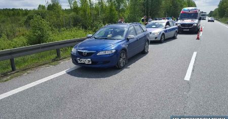 24-latka potrąciła policjanta i przez kilkanaście kilometrów "wiozła" go na masce samochodu