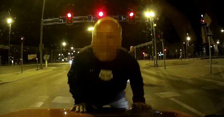 Radom: mężczyzna podbiegł do samochodu stojącego na światłach i... przestawił go