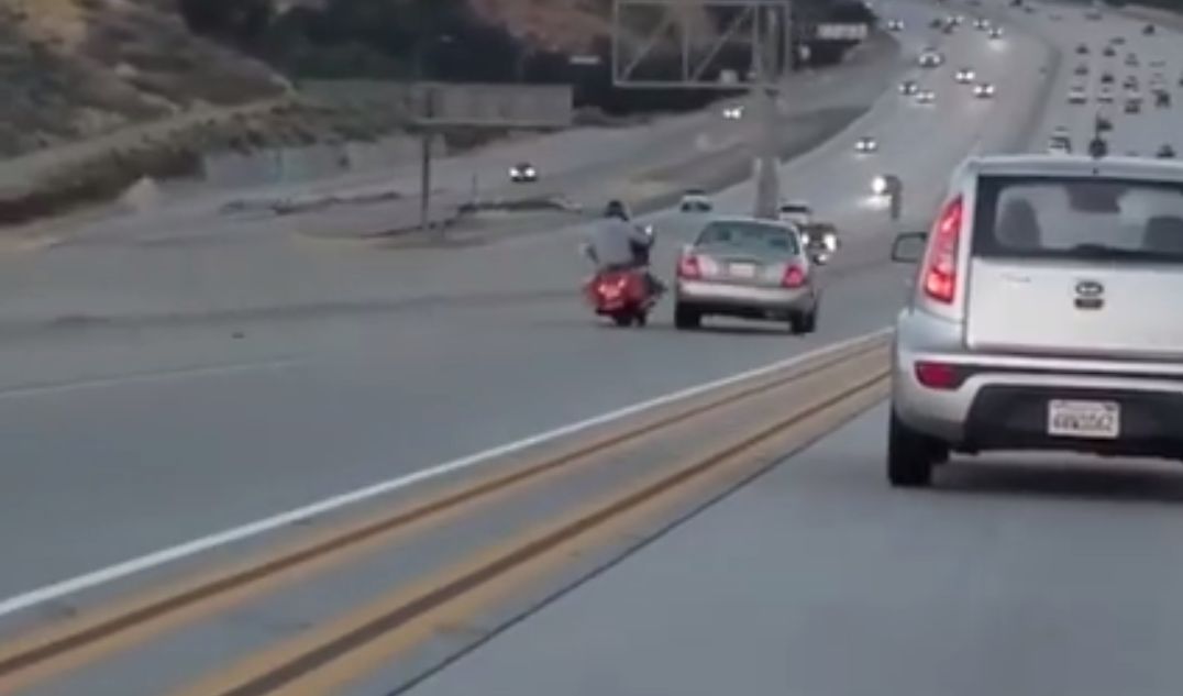 Motocyklista kopnął samochód. Spowodował karambol na autostradzie