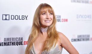 Jane Seymour wygląda zjawisko w sukni z głębokim dekoltem