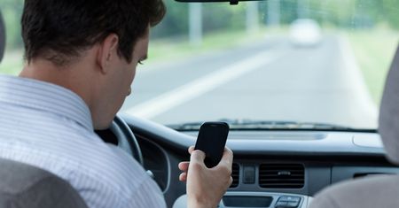 Włosi wprowadzili zawieszenie prawa jazdy za korzystanie z telefonu za kierownicą