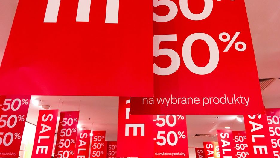 Wyprzedaż zimowa 2019. Po Świętach Bożego Narodzenia w wielu sklepach znajdziemy przecenione produkty. Promocje przygotowały takie marki jak m.in., Reserved, Zara, CCC czy H&M.