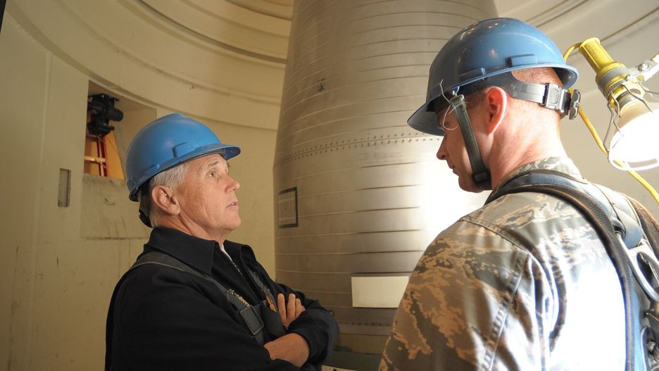 Wiceprezydent Mike Pence przy rakiecie balistycznej Minuteman III. Czy po podobną broń sięgnie też Korea Południowa?