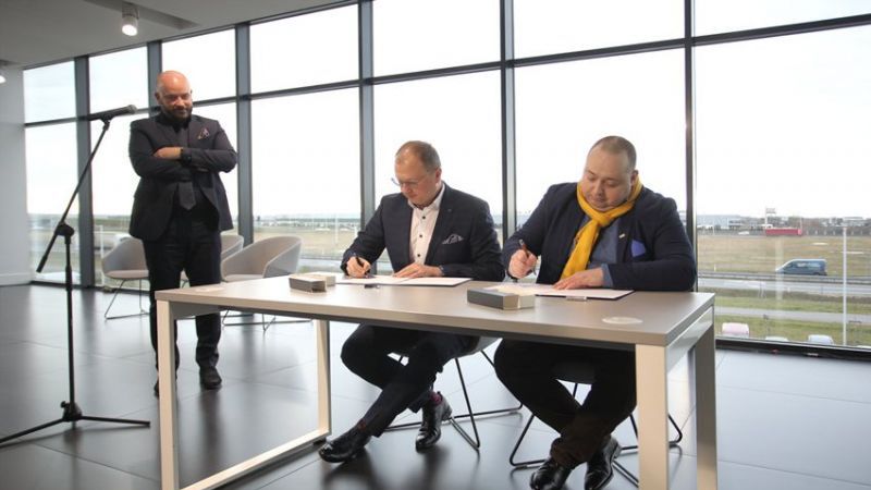 Umowę na dostawę 60 mercedesów podpisano w siedzibie firmy Mercedes Benz Grupa Wróbel.