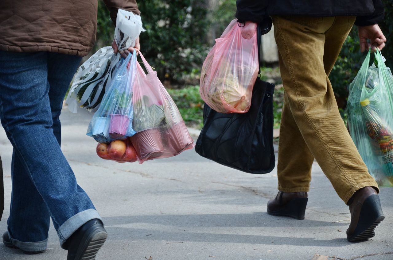 Zaskakujący raport. Plastikowe torby bardziej ekologiczne niż materiałowe