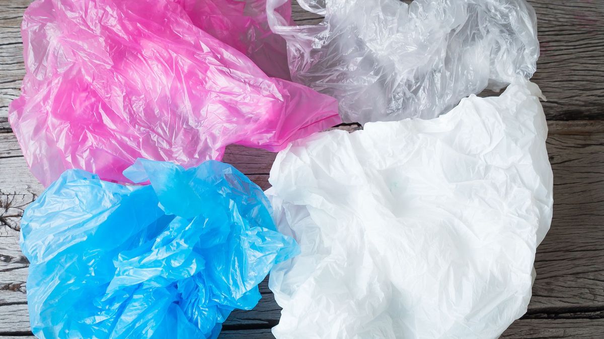 Foliówki w sklepach stacjonarnych są płatne, ale niektóre sklepy internetowe rozdają je nader hojnie  