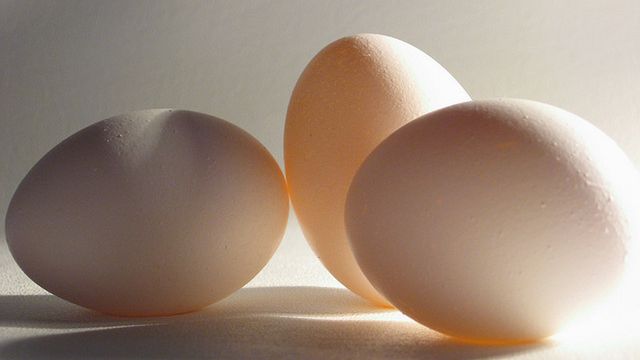 Średniej wielkości żółtko jaja kurzego zawiera około 40 IU wiatminy D