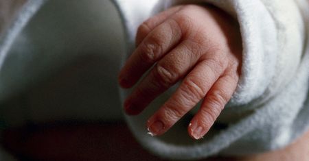 Ojciec katował niemowlę, matka nie reagowała. Teraz jej także postawiono zarzuty