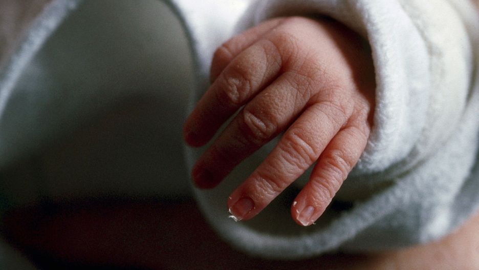 Dwumiesięczne dziecko miało liczne złamania i siniaki na całym ciele