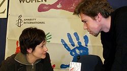 Inauguracja przez Amnesty International światowej kampanii przeciwko przemocy wobec kobiet