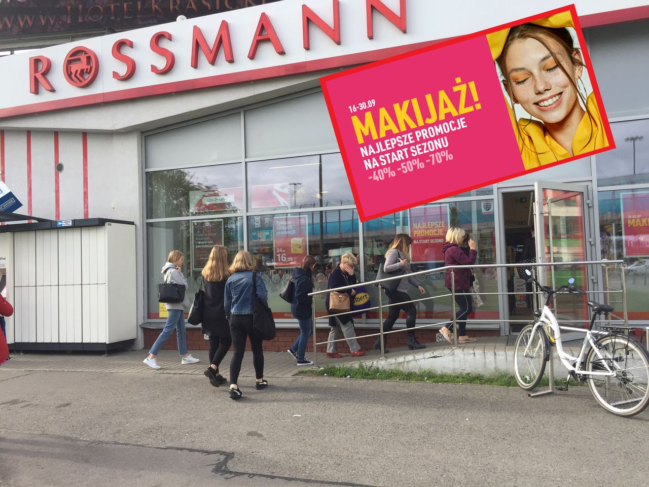 Promocje w Rossmann. Kobiety ruszyły do walki o kosmetyki do makijażu. Obniżki nawet do 70 proc.