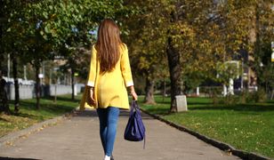 Jeden z najpopularniejszych w sezonie jesiennym kolorów – moda na żółty powraca