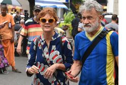 Tak wygląda 71-letnia Susan Sarandon. Wzorzysta sukienka i adidasy