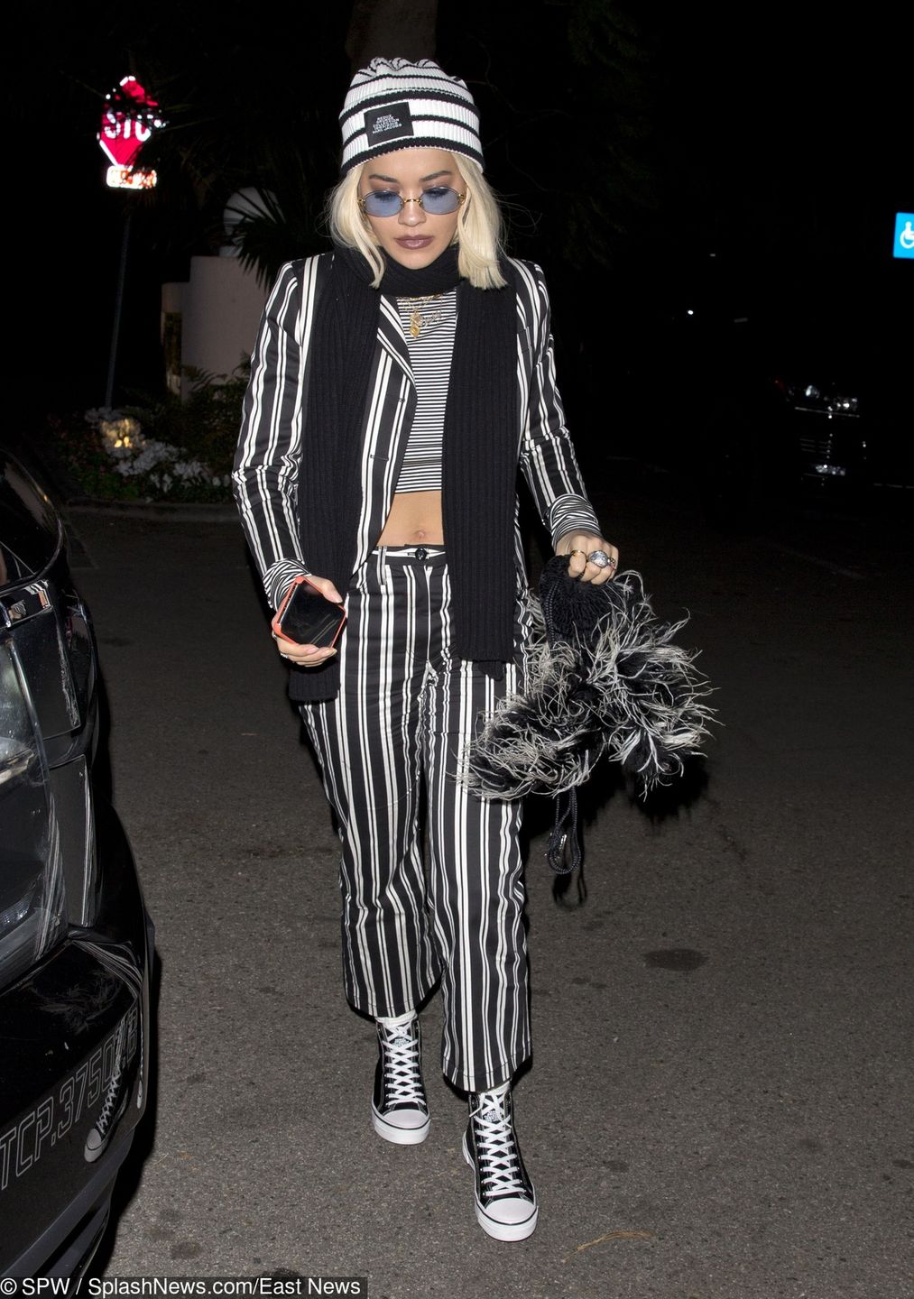 Rita Ora w ubraniu przypominającym pasiak 