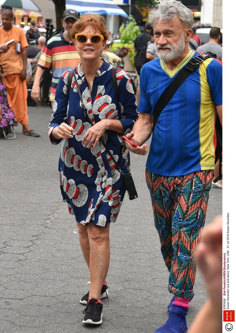  Tak wygląda 71-letnia Susan Sarandon. Wzorzysta sukienka i adidasy 
