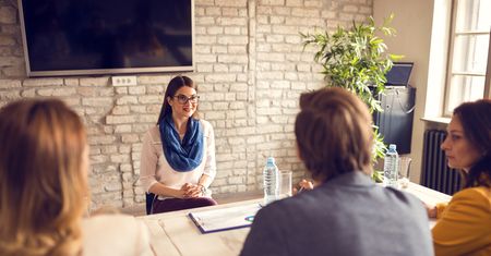 Jak się ubrać na rozmowę kwalifikacyjną? Propozycje stylizacji dla kobiet i mężczyzn