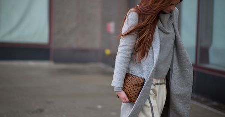 STREET STYLE: Jesienne szarości ze szczyptą charakteru