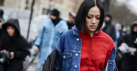 STREET STYLE: Czerwień i jeans