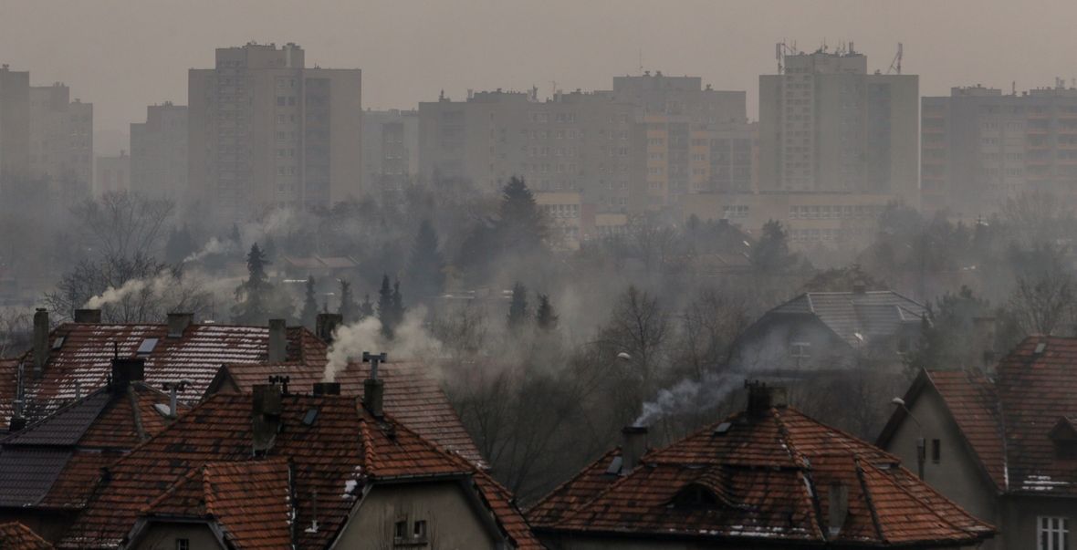Dym z kominów domów jednorodzinnych w Rybniku 