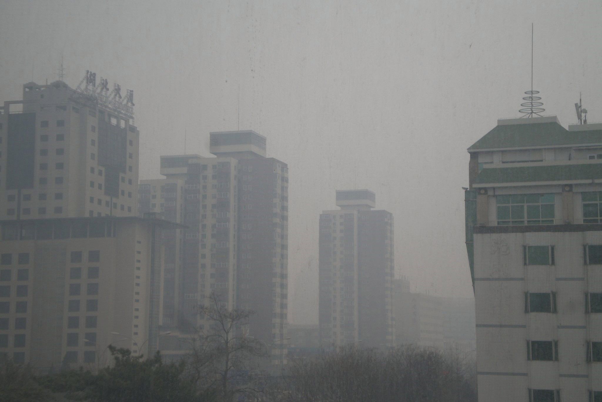 Smog to domena dużych miast? Badanie pokazuje coś zgoła odwrotnego.