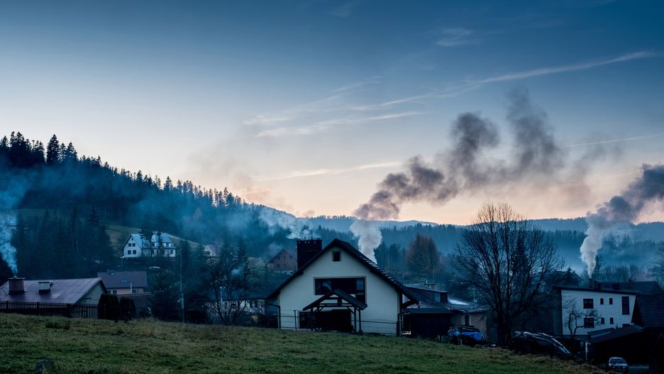 Samorządy zaczęły sprawdzać, czym palimy w piecach. Nie wszystkim się to podoba.