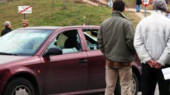 Jedno ze zdewastowanych aut