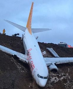 Boeing 737-800 zawisł na skarpie koło morza. Na pokładzie 162 osoby